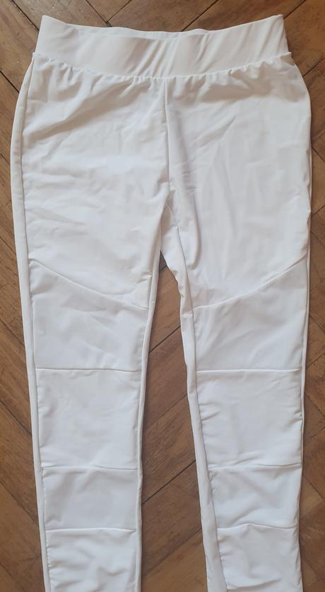 Pekné biele dievčenské legíny, 164