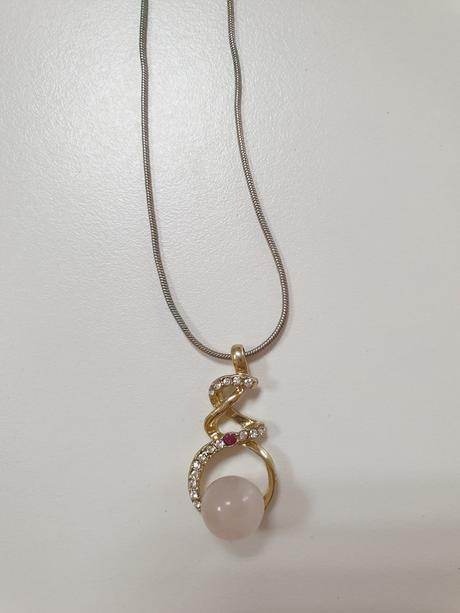 Náhrdelník s krásnym príveskom,