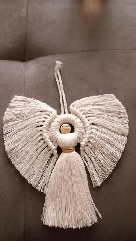 Anjel s nápisom blessed, 