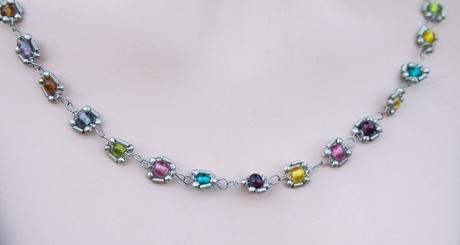 Decentný farebný náhrdelník,
