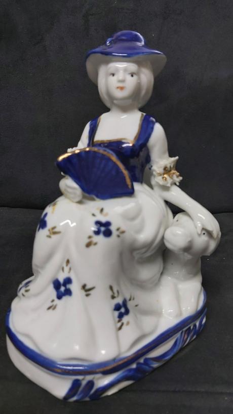 Soška porcelánová dáma so psíkom, 