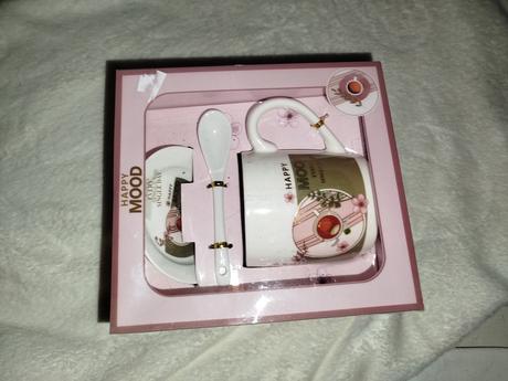 Keramický hrnček s lyžičkou a tanierikom darček,