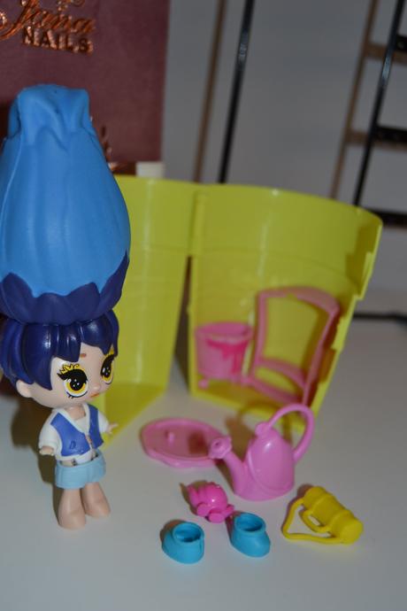 Blume/bábika v kvetináči,