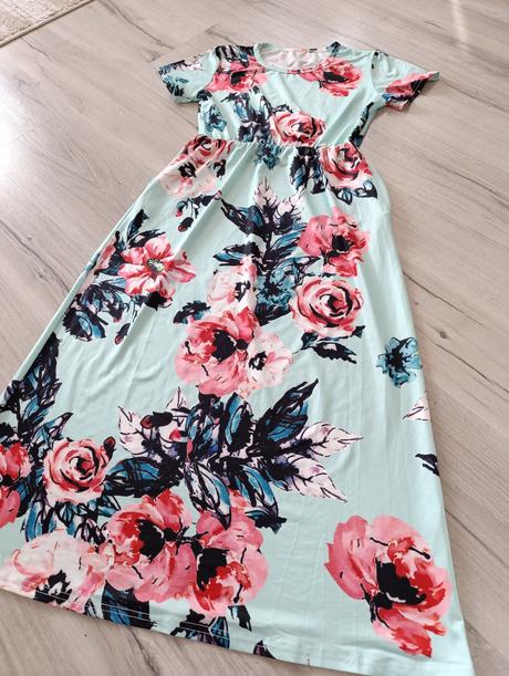 Krásne dlhé kvietkované šaty, s