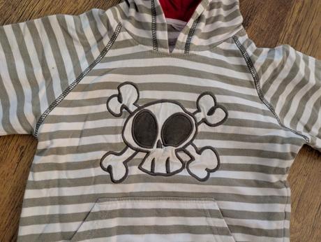 Mikina pirátska, 104