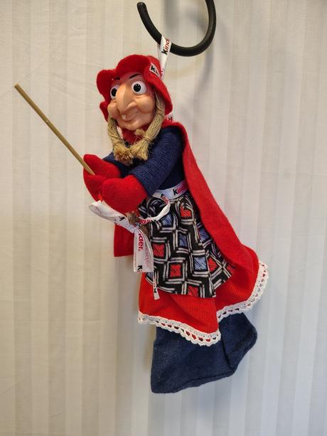 Kinder befana 2020, betta saetta, čarodejnica,