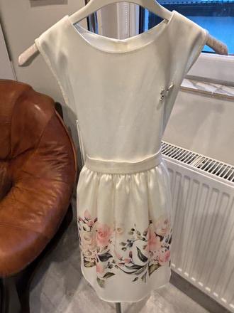 Šaty raz oblečené, 128