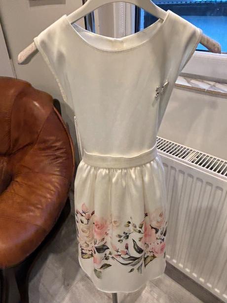 Šaty raz oblečené, 128