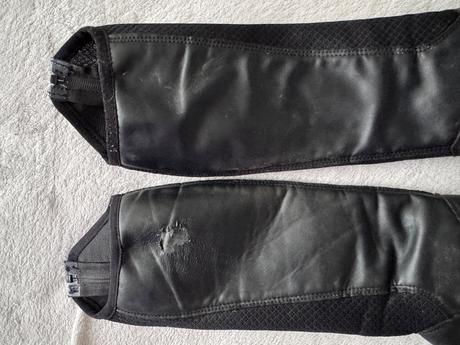 Semišová prilba + chapsy, 