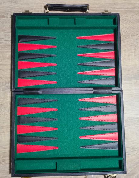 Spoločenská stolová hra backgammon deluxe,