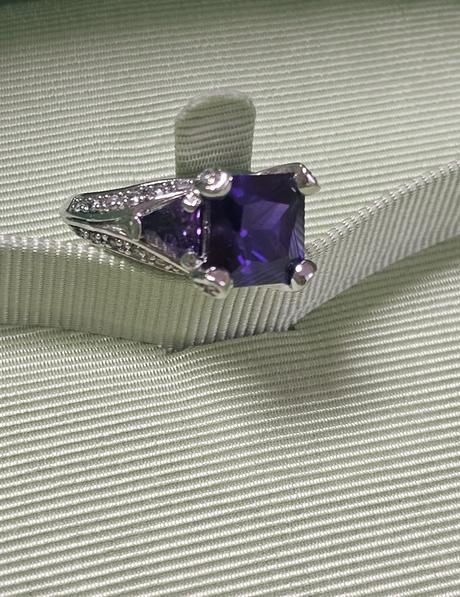 Zdobený dámsky prsteň, 