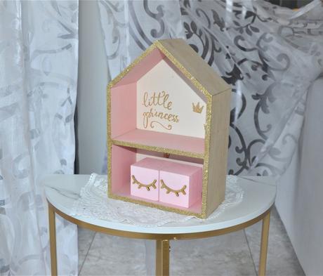 Drevená polica-domček,