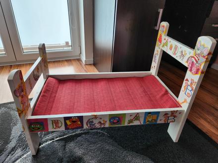 Kvalitná drevená veľká postieľka s perinkami, 