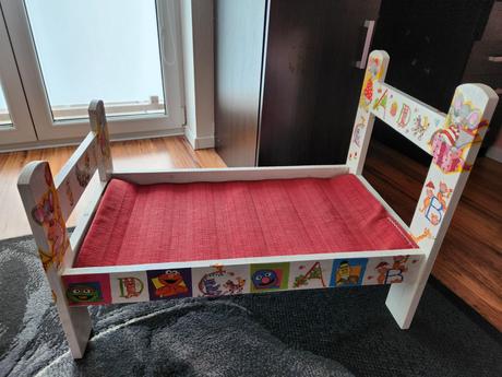 Kvalitná drevená veľká postieľka s perinkami, 