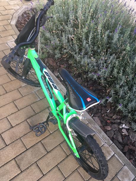 Dinobikes 16 s pomocnymi kolieskami, 16