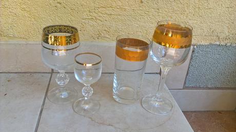 Poháre so zlatým okrajom, 