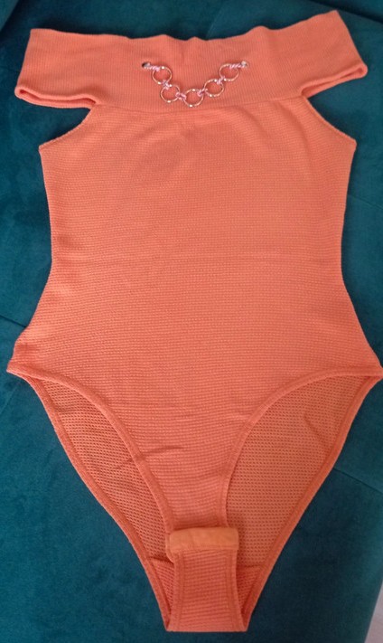 Marhulkove body s retiazkou, s