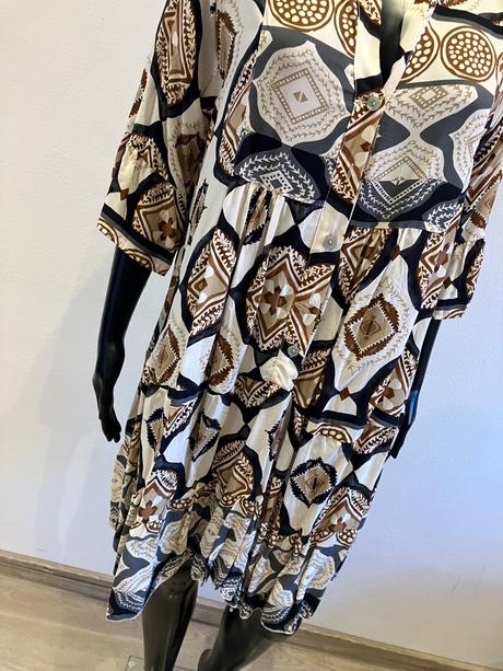 Dámske vzorované šaty s volánom hnedé (uni), l / m / s / xl