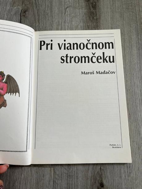 Maroš madačov - pri vianočnom stromčeku,
