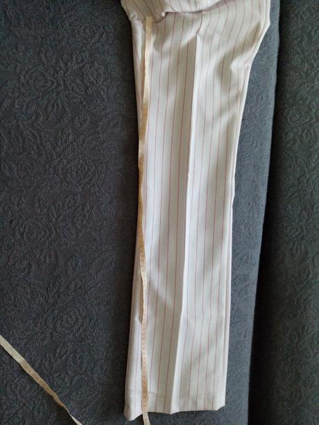 Bielé nohavice s pásikmy, 36