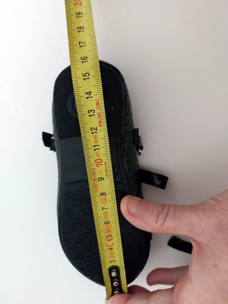 Dievcenské sandále, 25