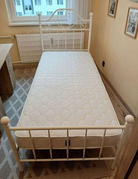 Biela, kovová posteľ s dreveným roštom, šírka (cm): 90,dĺžka (cm): 200