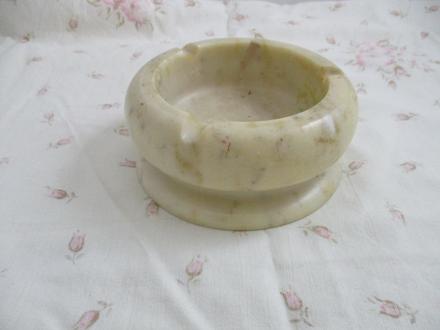 Mramorový popolník,