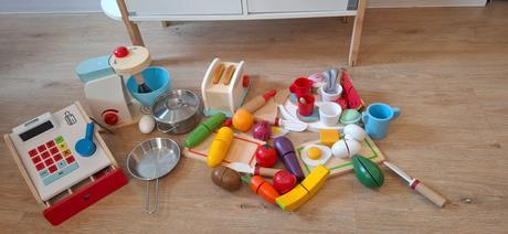 Set detska kuchynka a drevenym prislusenstvom, 