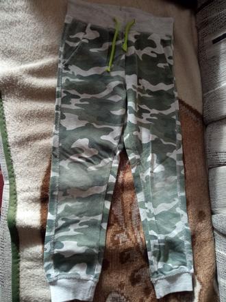 Maskáčové tepláky, 122