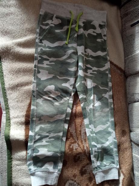 Maskáčové tepláky, 122