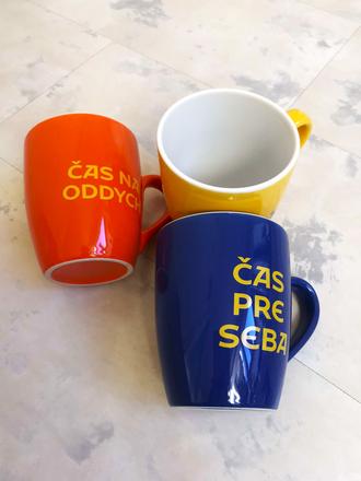 Pestré hrnčeky do kancelárie,