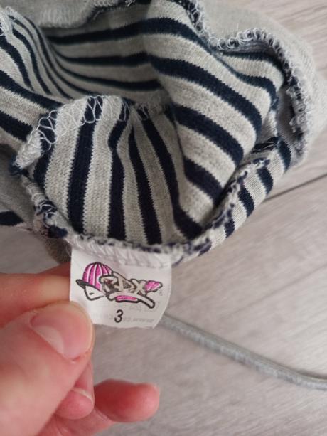 Ciapky so siltom, uskami so snurkou pod bradou, 44