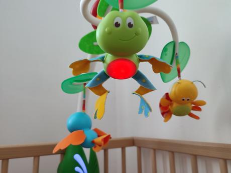 Svietiaci a hrajúci kolotoč tiny love, 