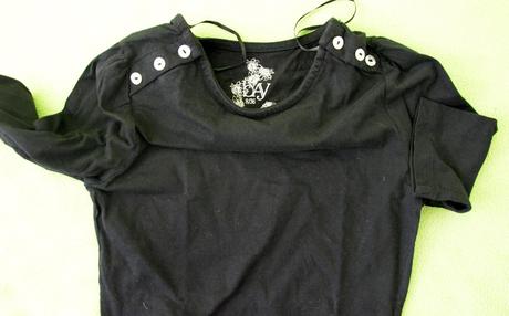 Úzke čierne tričko, 158