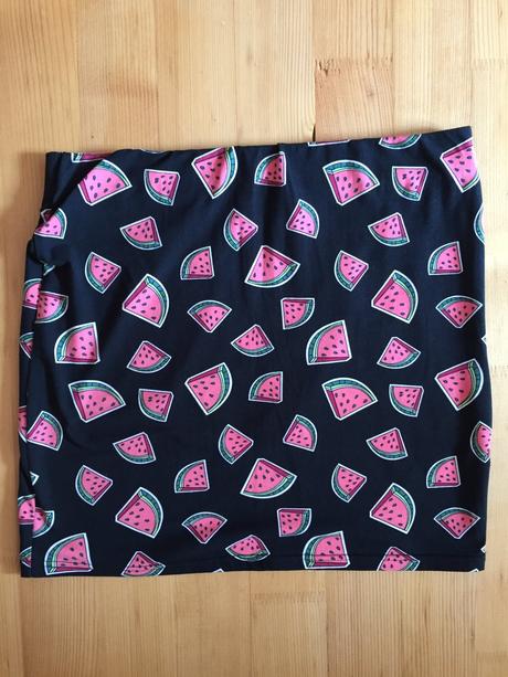 Čierna mini sukňa s potlačou melónov, gate,l