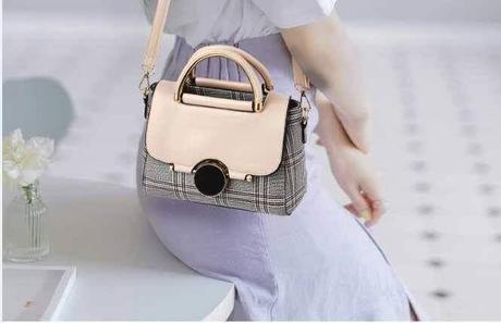 Kabelka púdrovo-kockovaná, do ruky aj crossbody, 