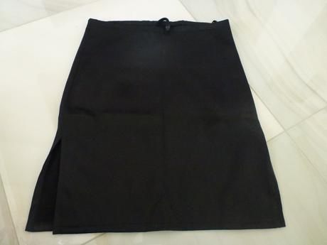 Čierna sukňa s rozporkami, 38