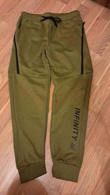 Teplaky paradne c.158, gate,158