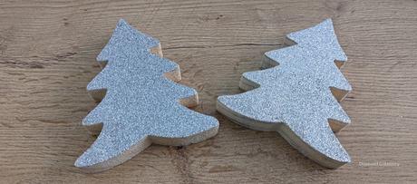 Drevený stromček s flitrom -strieborný - 12 cm, 