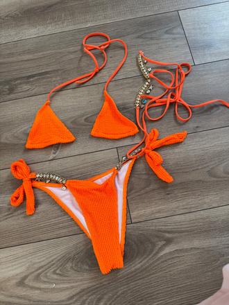 Orandžove plavky, s