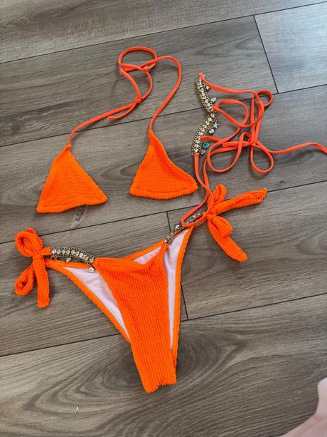 Orandžove plavky, s