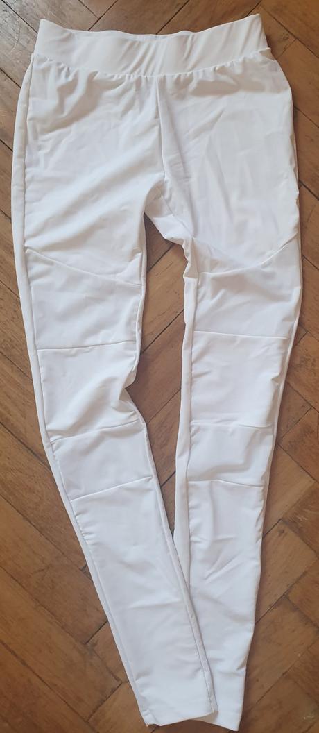 Pekné biele dievčenské legíny, 164