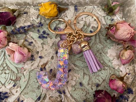 Ručne vyrobené živicové kľúčenky, 