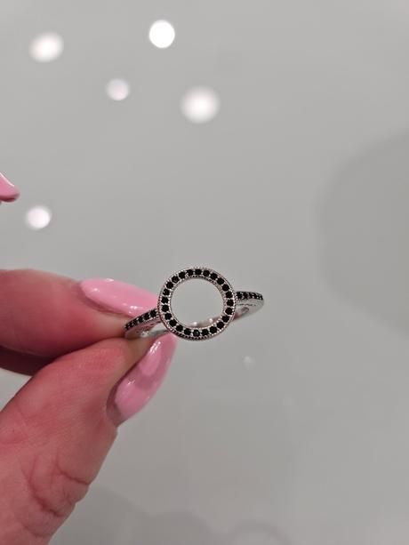 Prsteň s kamienkami, 