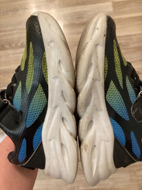 Blikajúce tenisky, 25