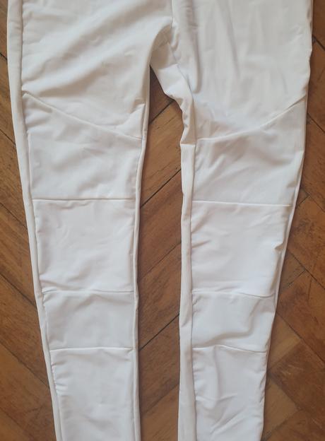 Pekné biele dievčenské legíny, 164