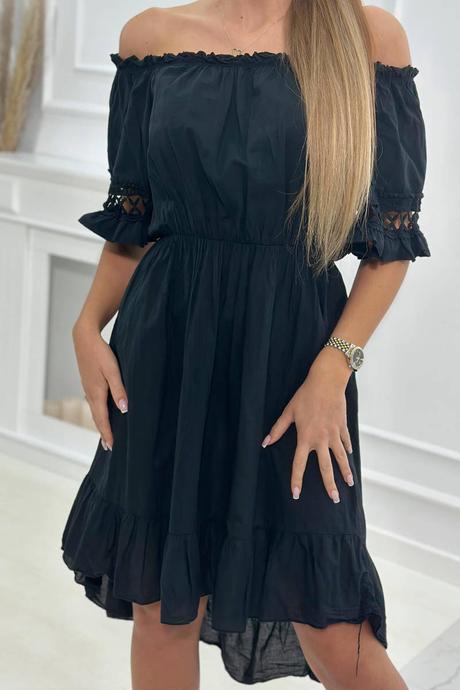 Čierne šaty s čipkou na rukáve,