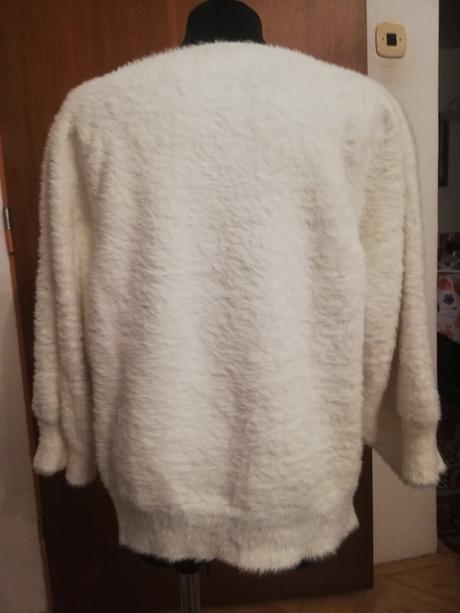 Biely chlpatý svetrik, mango,l