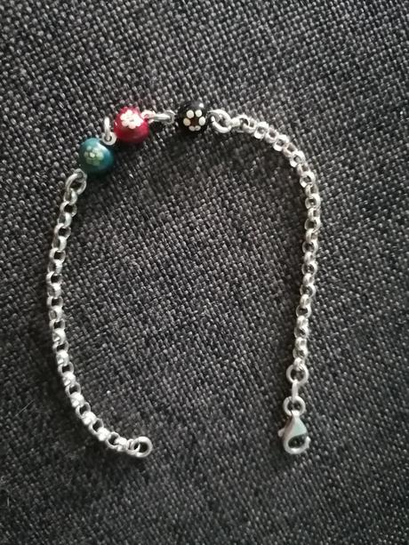 Strieborný náramok s 3 smaltovanými srdiečkami,