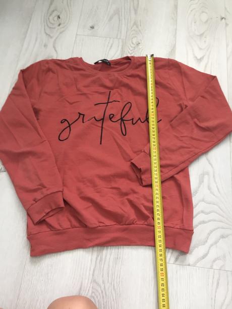 Červená mikina s nápisom, 152